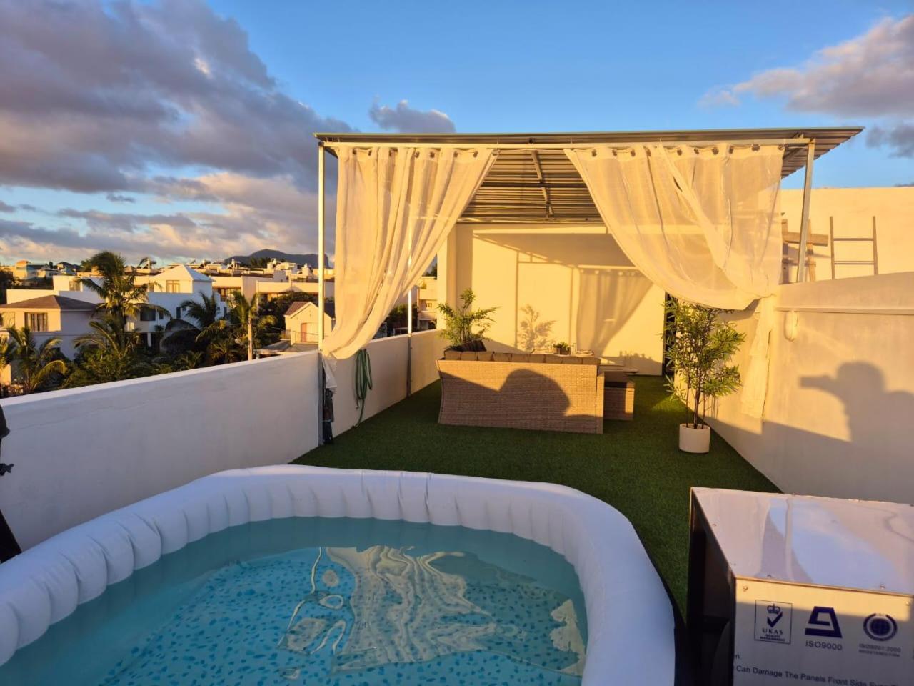 Skyview Apartment- Rooftop Penthouse With Sunset & Sea Views Flic-en-Flacq Exterior foto