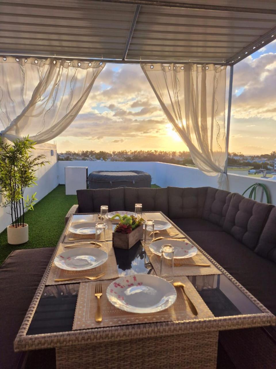 Skyview Apartment- Rooftop Penthouse With Sunset & Sea Views Flic-en-Flacq Exterior foto